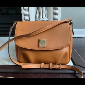 Like New!Dooney & Bourke medium shoulder handbag.
